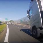 Spięcie z kierowcą ciężarówki. Kierunkowskaz nie daje pierwszeństwa! (wideo)
