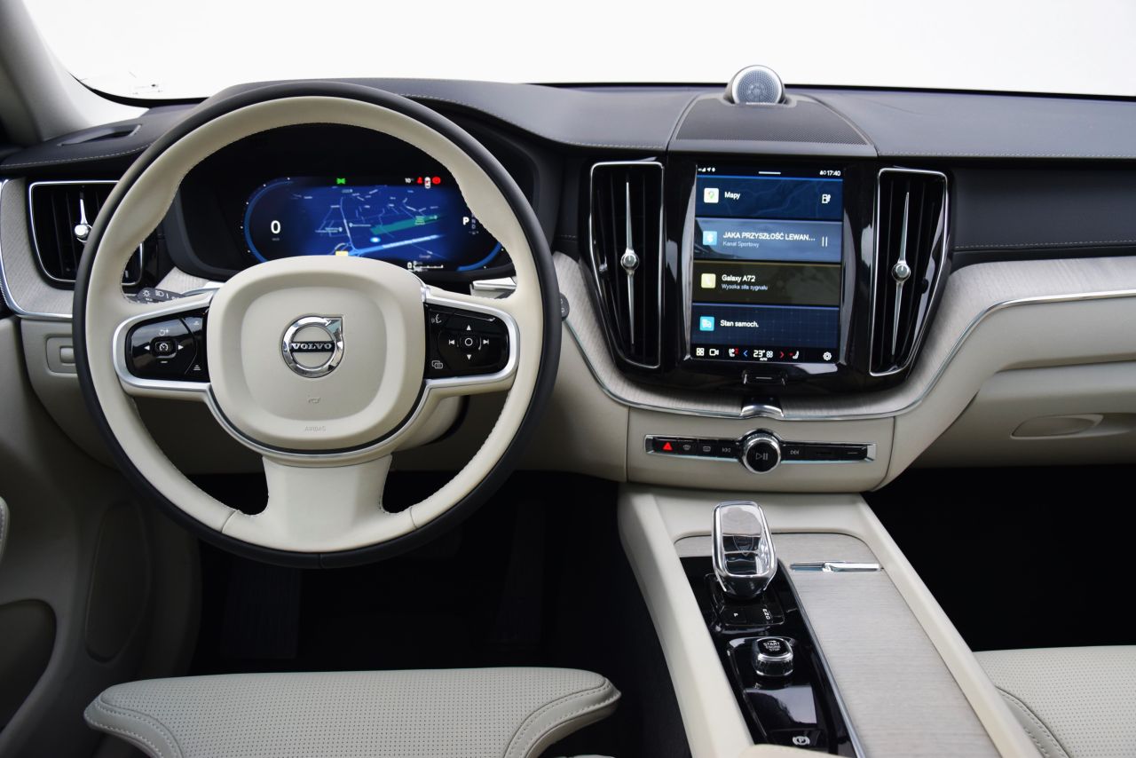 Volvo XC60 2022 - wnętrze