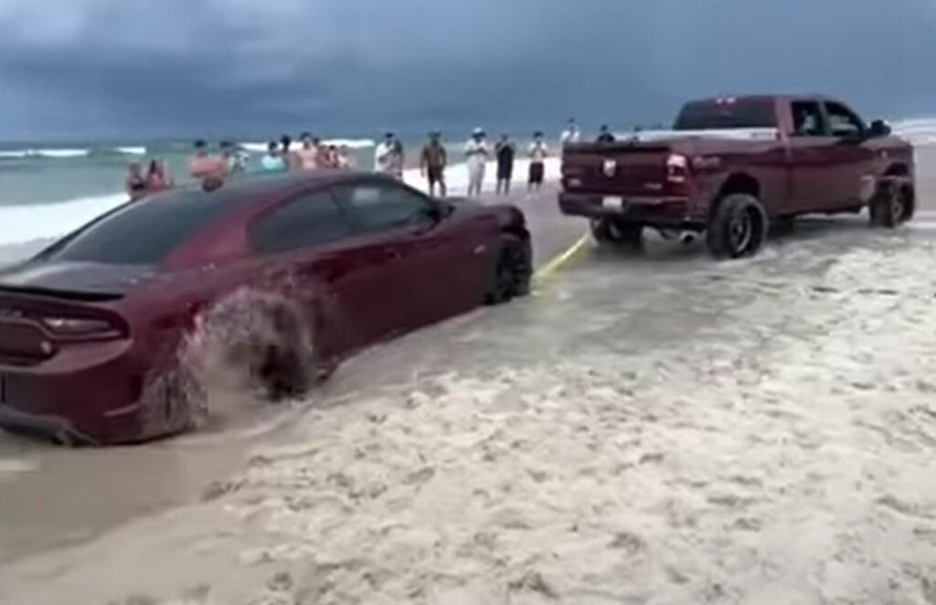 Wjechał autem na plaże