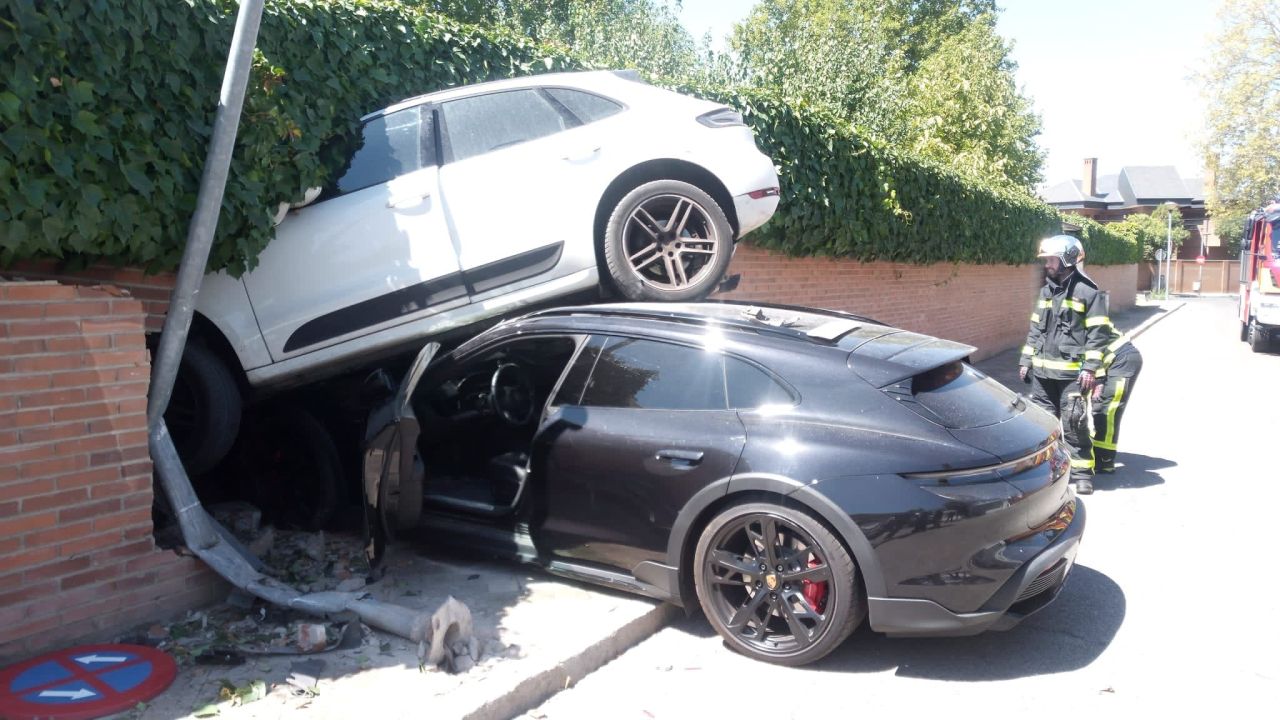 Dwa Porsche w ceglanym murze