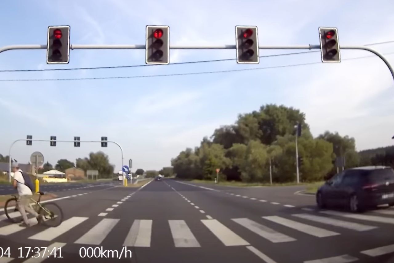 Ośmiu kierowców zlekceważyło czerwone światło.
