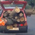 Mały Fiat wypełniony drewnem
