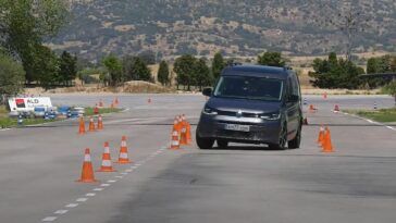 VW Caddy - test łosia 2022