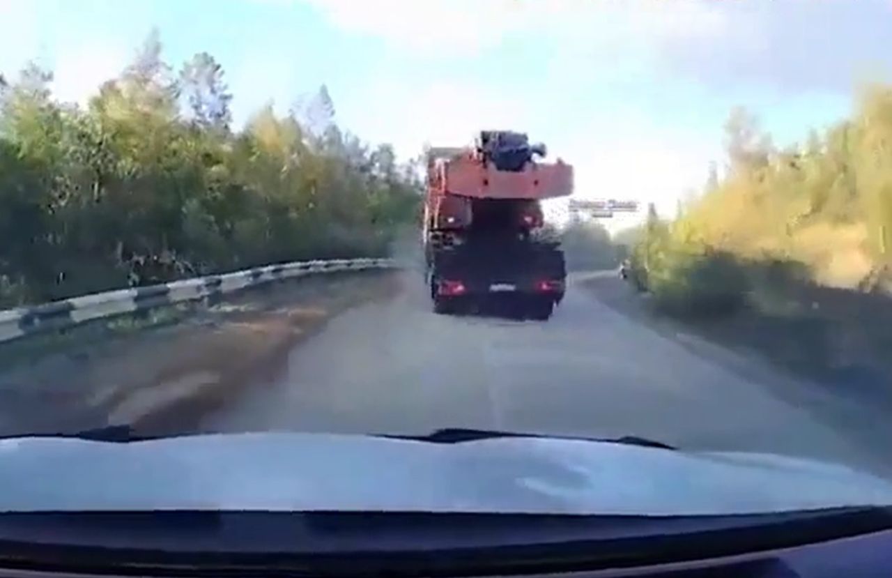 Niebezpieczne cofanie ciężarówką
