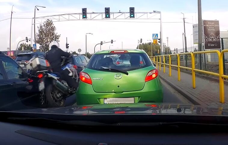 Motocyklista próbował zmieścić się pomiędzy autami