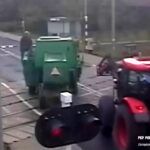 Rolnicy na przejeździe kolejowo-drogowym