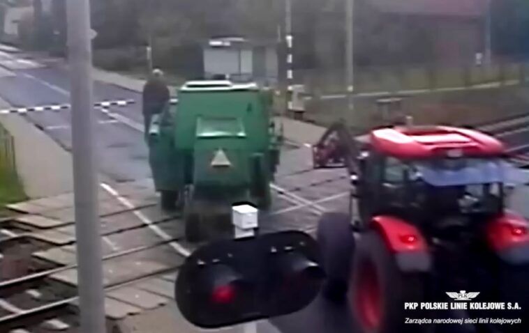 Rolnicy na przejeździe kolejowo-drogowym