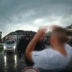 Ukrainiec rzucający się na maskę auta