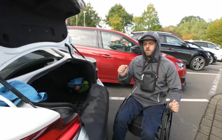 Niepełnosprawny chłopak i jego BMW M2