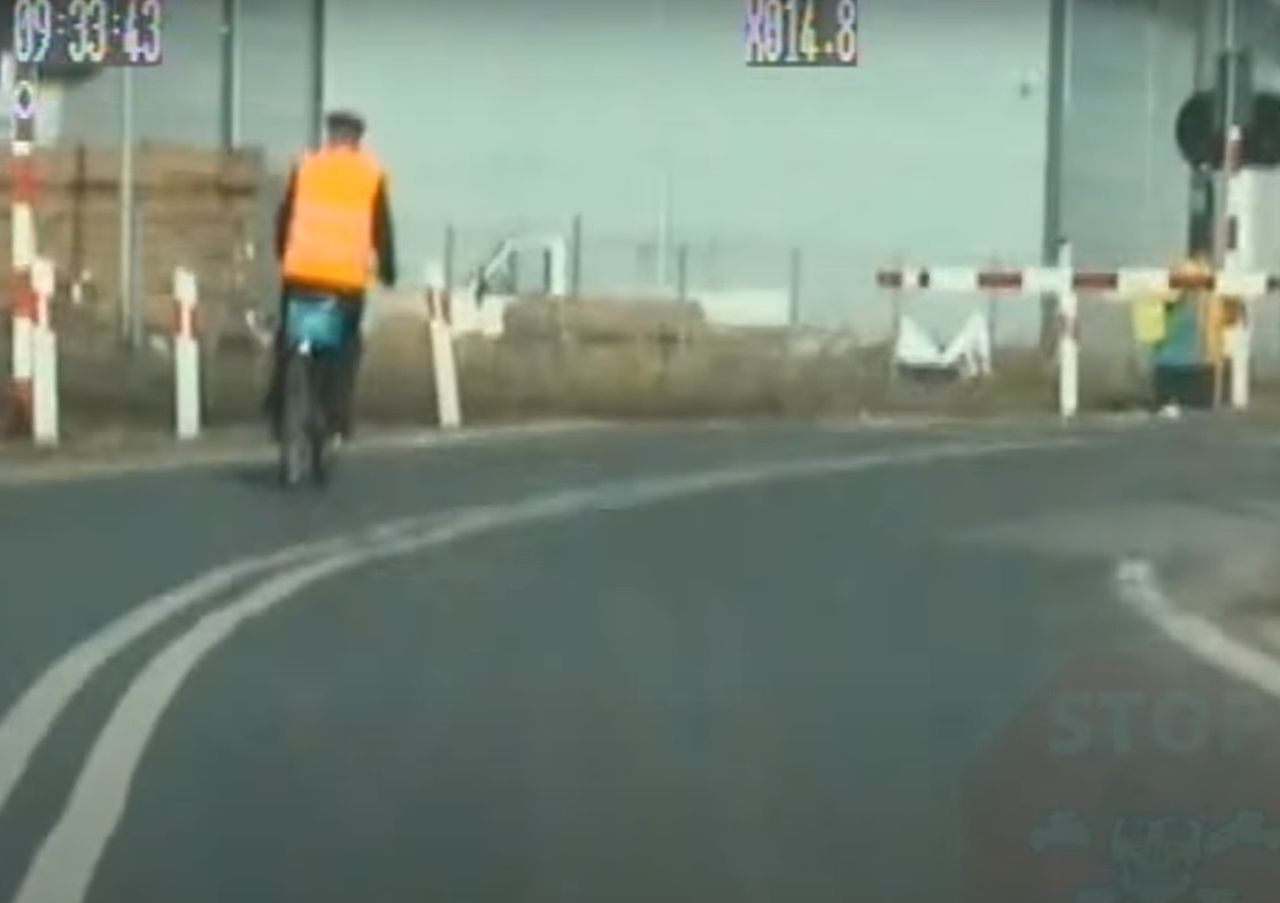 Pozornie ostrożny rowerzysta