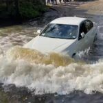 Awarie aut na zalanej drodze