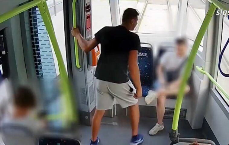 Atak w tramwaju