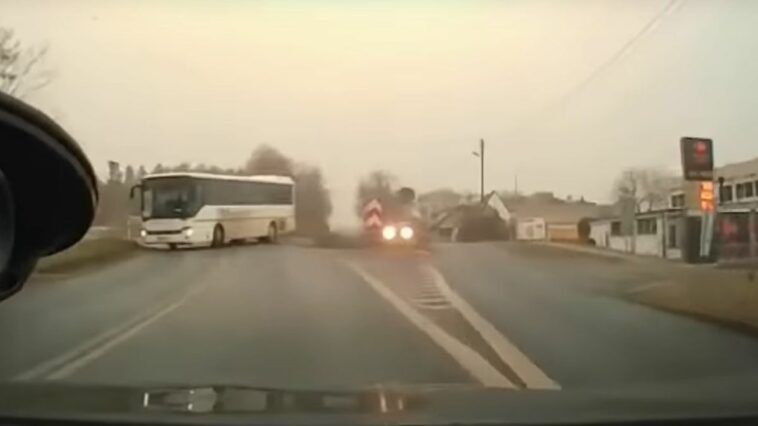 Niebezpieczne zawracanie autobusem