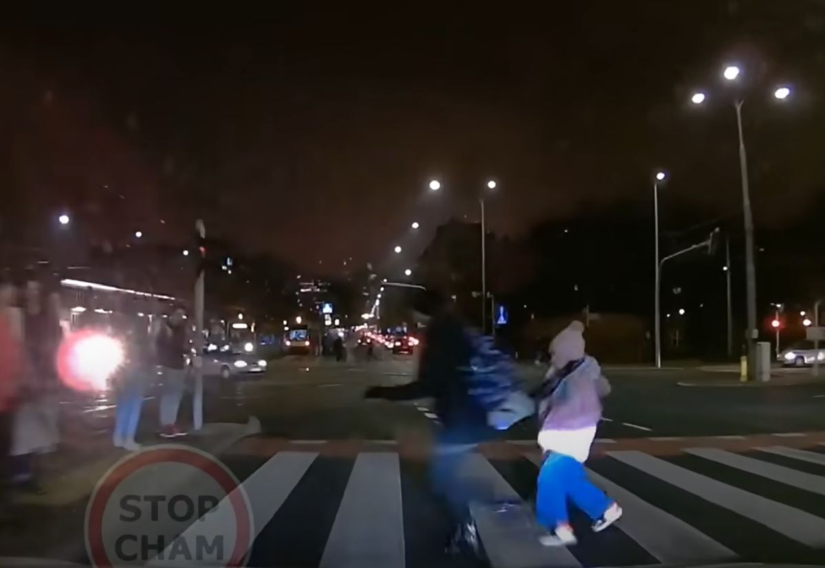Przebiegała z dzieckiem przez przejście na czerwonym świetle