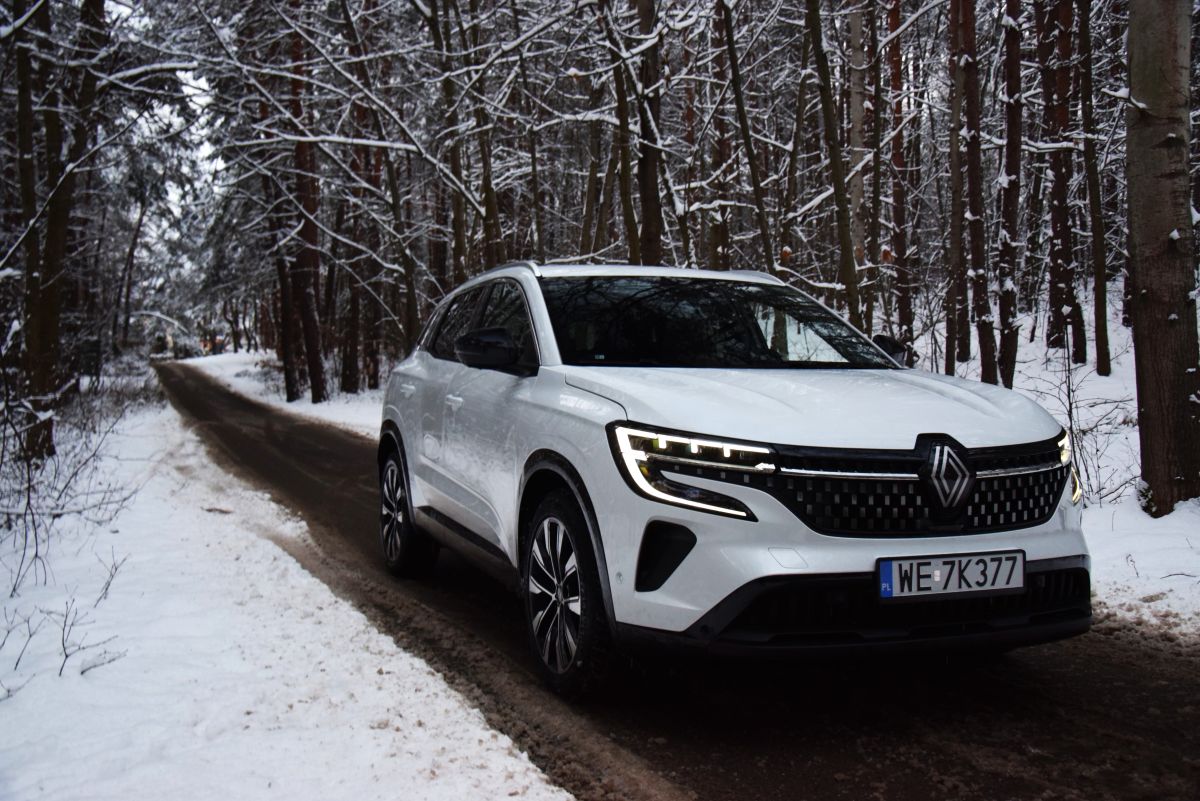 Renault Austral na zaśnieżonej drodze