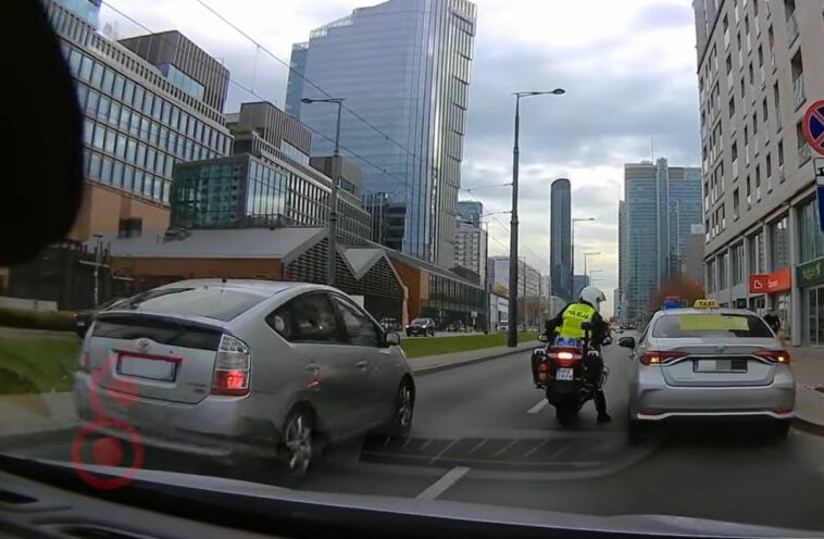Zatrzymanie w niedozwolonym miejscu i interwencja policjanta na motocyklu