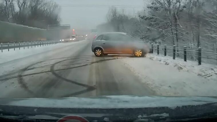 Uderzenie w barierki na zaśnieżonej drodze