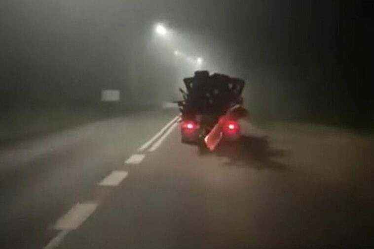 Kierowca Cinquecento przyłapany nocą na przewożeniu drewna