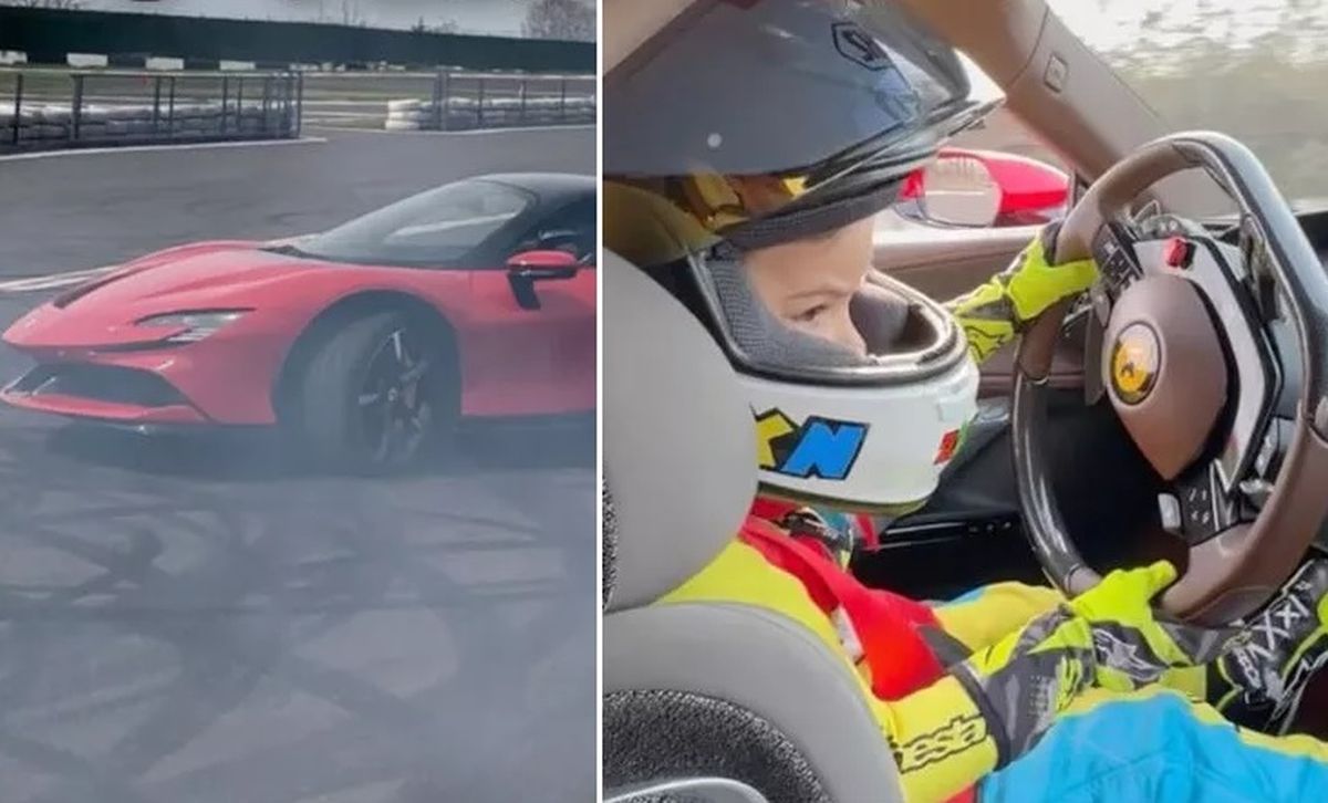 Trzylatek kierujący Ferrari