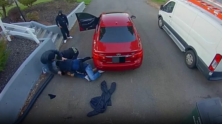 Próbował powstrzymać złodziei przed kradzieżą auta