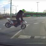 Głupota motocyklisty na skrzyżowaniu