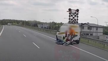 Pracownik służb drogowych "wyeliminował" rowerzystę na drodze S10