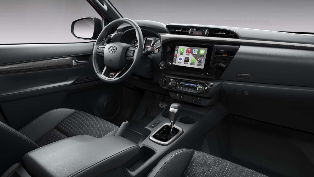 Toyota Hilux GR Sport 2024 - wnętrze