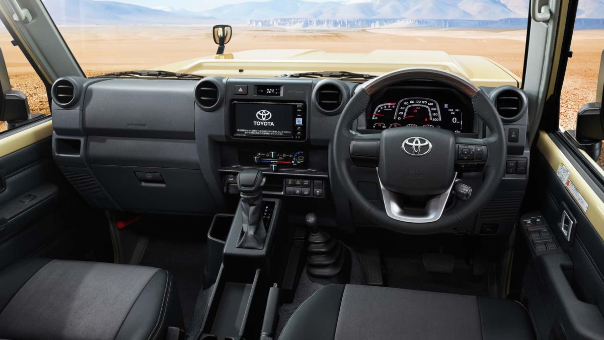 Klasyczna Toyota Land Cruiser - wnętrze